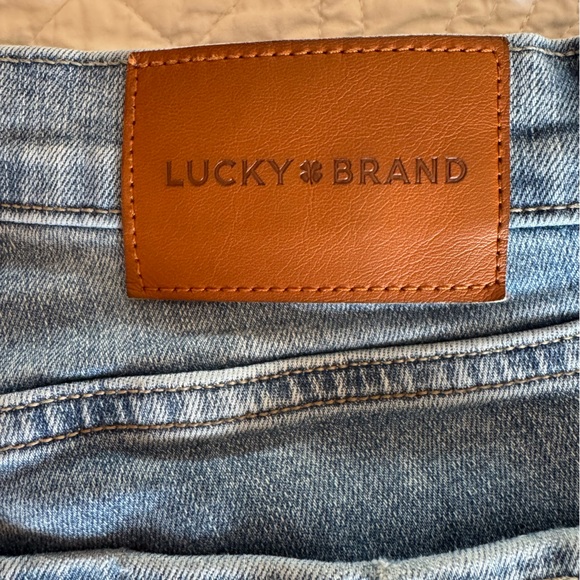 Lucky Brand Light Wash Jeans - Picture 3 of 9